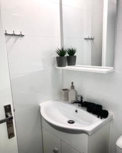 bagno bianco con lavandino e specchio di Klm House a Città di Rodi