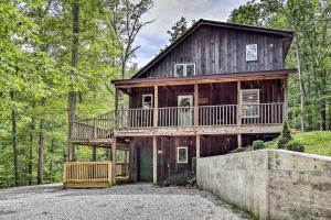 Afbeelding uit fotogalerij van Red River Gorge Cabin with Private Hot Tub! in Rogers