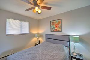 Un dormitorio con ventilador de techo y una cama. en Ira Township Apt with Dock on Lake St Clair!, en Chesterfield