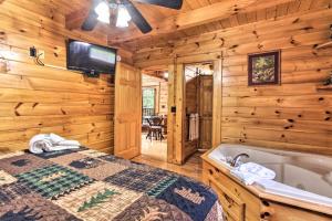 Ένα ή περισσότερα κρεβάτια σε δωμάτιο στο Romantic Pigeon Forge Log Cabin with Hot Tub!