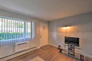 una sala de estar vacía con TV y ventana en Ira Township Apt with Dock on Lake St Clair!, en Chesterfield