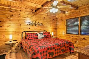 صورة لـ Charming Pigeon Forge Cabin with Private Hot Tub! في سيفيرفيل