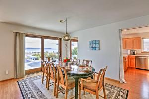 Η κουζίνα ή μικρή κουζίνα στο Birch Bay Waterfront Home - Steps to Beach!