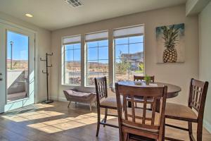 Un comedor con mesa y sillas y ventanas. en Modern Washington Home - Pool and Trail Access!, en Washington