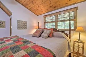 מיטה או מיטות בחדר ב-Couples Cabin - 5 Mi to DT Berkeley Springs!