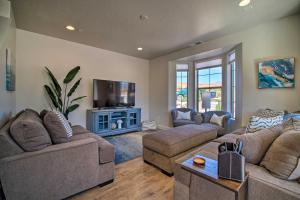Una sala de estar con dos sofás y un televisor. en Modern Washington Home - Pool and Trail Access!, en Washington