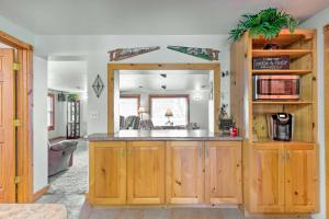 una cocina con armarios de madera y fregadero en Family Home with Hot Tub - Walk to Johnson Lake!, en Donald Price Mobile Home Park