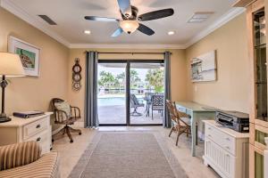 TV i/ili multimedijalni sistem u objektu Canalfront Cape Coral Home with Private Dock!