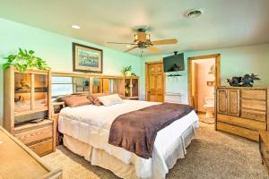 Llit o llits en una habitació de Family Home with Hot Tub - Walk to Johnson Lake!