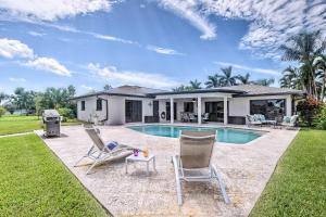 בריכת השחייה שנמצאת ב-Canalfront Cape Coral Home with Private Dock! או באזור