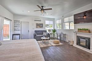 Fotografie z fotogalerie ubytování Cottage by the Lakes with Patio by Lake Nacimiento v destinaci Oak Shores