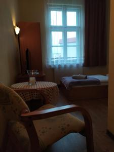 una camera d'albergo con due letti e una finestra di Dom Turysty a Kostrzyn nad Odrą