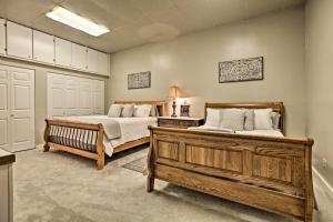 - une chambre avec 2 lits dans l'établissement Spacious McGaheysville Family Retreat with Game Room, à McGaheysville