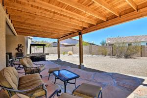 un patio con techo de madera con sillas y mesa en Goodyear Home with Covered Patio and Gas Grill en Liberty