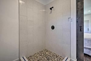 La salle de bains est pourvue d'une douche et d'une porte en verre. dans l'établissement Cottage by the Lakes with Hot Tub by Lake Nacimiento, à Oak Shores