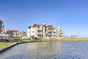 un grande condominio accanto a un corpo d'acqua di Corpus Christi Condo - Walk to Whitecap Beach! a Corpus Christi