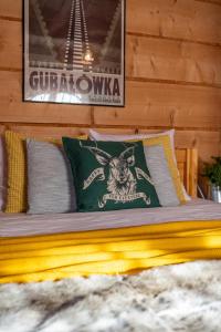 ザコパネにあるApartamenty Willa Olsza - wood house & mountain viewのベッド(上に緑色の枕付)