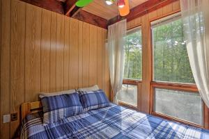 Φωτογραφία από το άλμπουμ του half Mi to Hideout Ski Lake Ariel Resort Home! σε Lake Ariel +28 φωτογραφίες