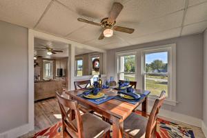 une salle à manger avec une table avec des chaises et un ventilateur de plafond dans l'établissement Porch, Fire Pit and Grill Blue Ridge Mtn Cottage!, à Lenoir