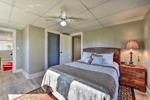 Krevet ili kreveti u jedinici u okviru objekta Six Waterpots Cottage in Blue Ridge Mtns!