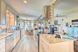 アビリーンにあるAbilene Home with BBQ and Pvt Yard, 1 Mi to ACU!の広いキッチン(青いキャビネット、カウンタートップ付) +17枚の写真