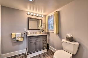 une salle de bain avec un lavabo, des toilettes et un miroir dans l'établissement Porch, Fire Pit and Grill Blue Ridge Mtn Cottage!, à Lenoir 17 autres photos