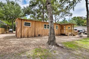 uma cabana de madeira num quintal com uma árvore em Cabin with Fire Pit, Walk to Steinhatchee River! em Steinhatchee