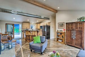 una cucina e un soggiorno con divano e sedia di Coastal Soul Arcata Area California Home a Blue Lake