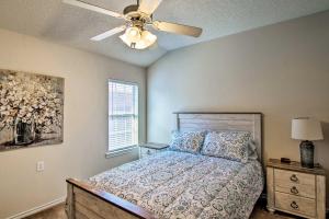 Gulta vai gultas numurā naktsmītnē Pet-Friendly Lubbock Home with Yard - 6 Mi to TTU