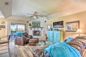 アビリーンにあるAbilene Home with BBQ and Pvt Yard, 1 Mi to ACU!の2つのソファと暖炉のあるリビングルーム