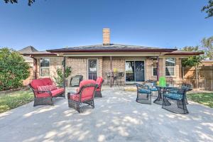 un patio con sillas y una mesa frente a una casa en Abilene Home with BBQ and Pvt Yard, 1 Mi to ACU! en Abilene