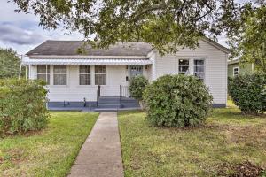 une maison blanche avec un trottoir devant elle dans l'établissement Charming Cottage with Mississippi River Views!, à Natchez