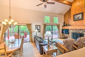 Posezení v ubytování Lake Toxaway Cabin with Fire Pit - 1 Mi to Marina