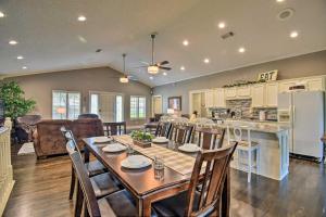 Un comedor y una cocina con mesa y sillas. en Lakefront Home with Private Dock in Hot Springs!, en Hot Springs