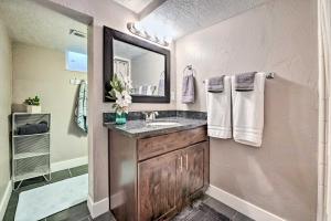 ソルトレイクシティにあるModern Salt Lake City Apt - 20Mi to Snowbird!の洗面台と鏡のあるバスルーム +16枚の写真