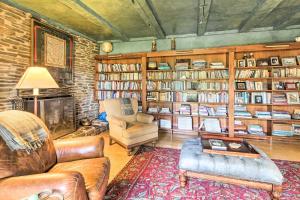uma sala de estar com um sofá e uma lareira em Lovely Brookfield Home with Private Deck and Views em Brookfield
