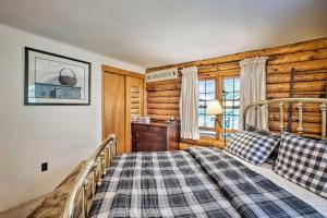 Katil atau katil-katil dalam bilik di Private Wooded Cabin 7 Mi to Mount Snow!