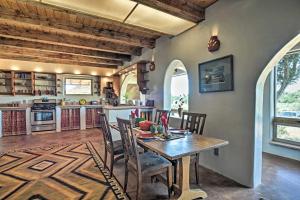 una cucina e una sala da pranzo con tavolo e sedie in legno di Secluded San Ysidro House with Desert Views! a San Ysidro