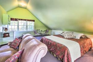 um quarto com uma cama grande e um sofá em Lovely Brookfield Home with Private Deck and Views em Brookfield