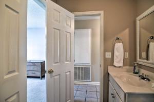 Vannituba majutusasutuses Charming Oxford Home about 1 Mi to Ole Miss Campus +17 fotot