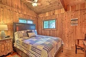 Krevet ili kreveti u jedinici u okviru objekta Secluded Stanardsville Cabin with 10 Acres and Hot Tub