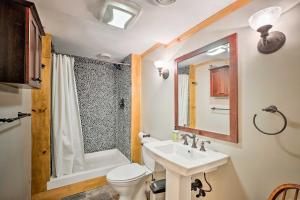 Bilik mandi di Private Wooded Cabin 7 Mi to Mount Snow!