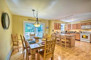 - une cuisine et une salle à manger avec une table et des chaises dans l'établissement West Dover Home with Deck, Grill and EV Outlet, à West Dover