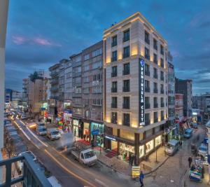 イスタンブールにあるFloransa City Hotelの交通の賑わう街道の高層ビル