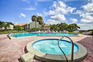 einen großen Pool mit Whirlpool in der Unterkunft Oceanview Tierra Verde Escape with Balcony and Pool! in Tierra Verde