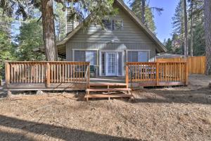 una casa con 2 terrazas de madera delante en Cabin in Natl Forest 35 Min to Boreal Resort, en Colfax