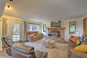 sala de estar con sofás y chimenea en Cabin in Natl Forest 35 Min to Boreal Resort, en Colfax