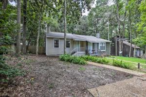 Taman di luar Charming Tallahassee Townhouse about 3 Mi to FSU!