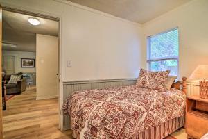 Postel nebo postele na pokoji v ubytování Utopia Family Home, 2 Blocks to Utopia Park!