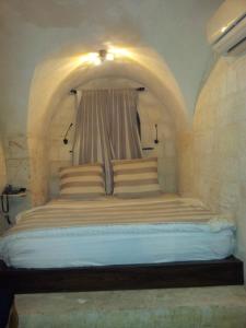 Łóżko lub łóżka w pokoju w obiekcie Shmayaa Hotel